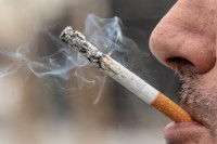 Gros plan sur un homme en train de fumer une cigarette