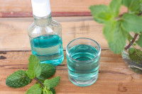 Un bain de bouche à la menthe dans un verre