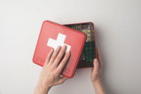 Un homme vérifie le contenu d'une trousse de secours