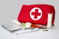 Un trousse de secours sur un fond gris