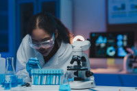 Une laborantine fait des analyses en laboratoire