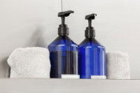 Deux flacons de shampoing et savon