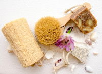 Des accessoires de bain sur un fond blanc