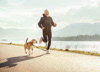 Un maître fait un footing avec son chien