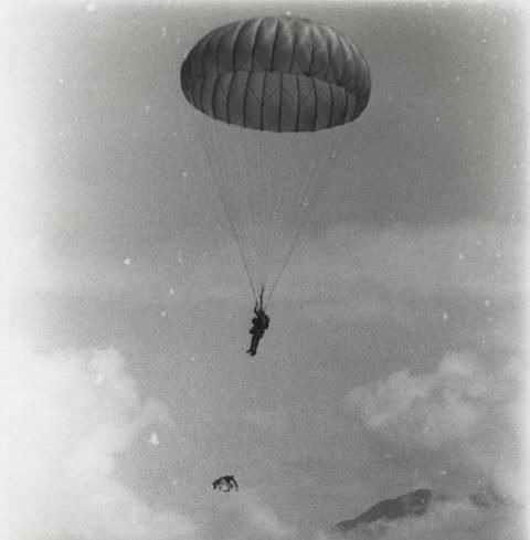 Parachutiste et son chien parachutiste