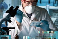 Un chercheur faisant des analyses