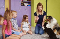 Un chien assiste à une réunion familiale