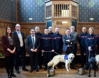 Chien d'aide aux handicapés au milieu de plusieurs personnes