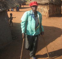 Personne africaine unijambiste sur des béquilles 