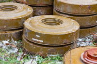 Mines antipersonnel empilées sur une pelouse