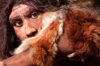 Une représentation d'un homme de Néandertal avec de la fourrure