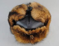 Un chapeau en cuir avec de la fourrure de chien