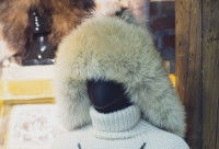 Un mannequin de magasin portant un chapeau en fourrure