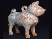 Un chien en céramique datant de la dynastie Han