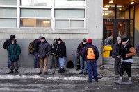 Des sans-abri attendant devant la Mission Old Brewery à Montréal, Québec