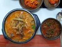 Deux soupes coréennes traditionnelles à base de chien