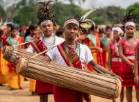 Des Garos exécutant une danse traditionnelle