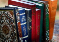 Des livres religieux côte à côte