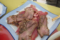 Un plat de viande de chien dans un restaurant en Asie