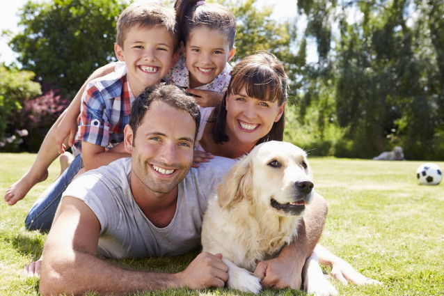 Une famille heureuse avec deux enfants et un chien