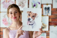 Une femme montre un dessin d'un Jack Russell