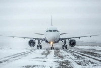 Un avion sur une piste enneigée