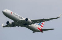 Un avion d'American Airlines au décollage