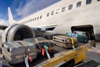 Des valises sur un tapis roulant pour être rangées dans la soute d'un avion