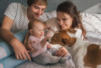 Un couple de parents avec un bébé et un chien