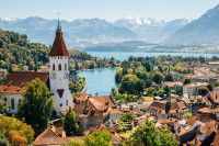 Vue en hauteur de la ville suisse de Thun, au pied des montagnes et au bord d'un lac