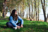 Une femme triste est assise dans un parc public