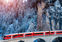 Un train qui traverse la montagne de Filisur sur le viaduc de Landwasser (Suisse)