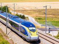 Un train Eurostar qui circule dans une zone rurale française