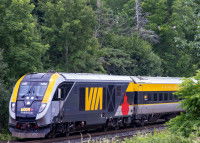 Un train Via Rail Canada qui traverse une forêt