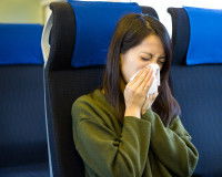Une femme qui se mouche dans un train