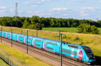 Un TGV INOUI qui circule dans la campagne française