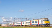 Un train de la compagnie SNCB qui circule à la campagne