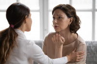 Une jeune femme tente de consoler une femme triste
