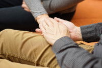 Un homme tente de consoler une femme triste