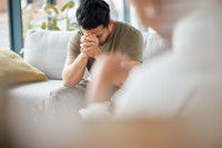 Un homme triste en consultation chez un psychologue