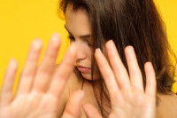 Une femme dans le déni sur un fond jaune