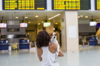 Une femme et son chien dans un aéroport