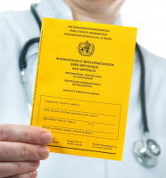 Un vétérinaire tient dans la main un certificat international de vaccination