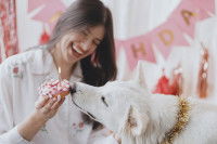 Une femme fête les 1 an de son chien