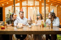 Un groupe d'amis fête ensemble l'anniversaire d'un chien Labrador