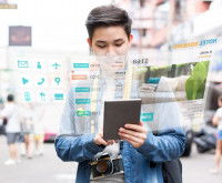 Un homme cherchant des hôtels sur sa tablette