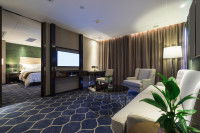 Une chambre d'hôtel avec moquette