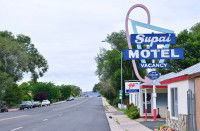 Un hôtel au bord d'une quatre voies très fréquentée