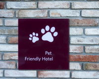 Une plaque sur un hôtel acceptant les animaux