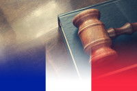 Un maillet, un livre et un drapeau français